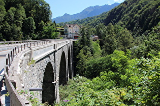 Blick über die Ponte Ribellasca in die Schweiz