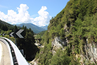 die Ponte di Pioda zwischen Isella und Meis, Blick auf den Melezzo orientale (in der Schweiz: die Melezza) flussaufwärts …