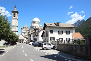 etwas weiter in Re, Basilica della Beata Vergine Maria del Sangue di Re, älterer Teil links, neuerer Teil rechts