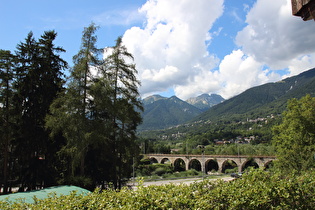 in Malesco, Blick auf ein Viadukt der Vigezzina