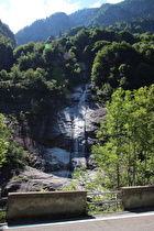 … und Blick zum Wasserfall des Rio di Camona