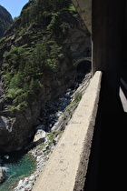 … und auf den einmündenden Alpjerbach, darüber eine aufgegebene Brücke