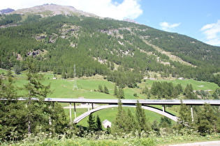 Blick auf die Krummbachbrücke, dahinter das Chellihorn