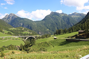 … und Blick talabwärts auf die Krummbachbrücke, am Horizont v. l. n. r.: Seehorn, Tschugmatthorn, Guggilihorn und Galihorn