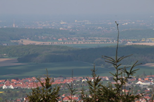 Zoom auf den Gehrdener Berg, etwa in Bildmitte der Standort für die Zooms auf den Deister