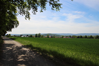 Blick über Everloh auf Gehrdener Berg und Deister am Horizont …