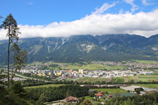 … und Blick über Innsbruck auf die Inntalkette