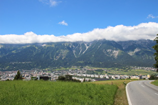 … Blick über Innsbruck auf die Inntalkette …
