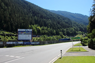 … und Blick talaufwärts zur Brenner-Basistunnelbaustelle Wolf
