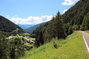 Blick ins Wipptal auf Eisack, Brennerstaatsstraße und Brennerautobahn