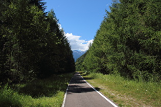 weiter unten, Blick in die Ötztaler Alpen über den Brennerradweg im Verlauf der alten Brennerbahntrasse