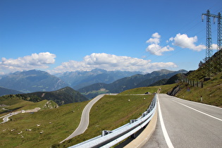 oberhalb der obersten Kehre der Ostrampe, Blick in die Zillertaler Alpen