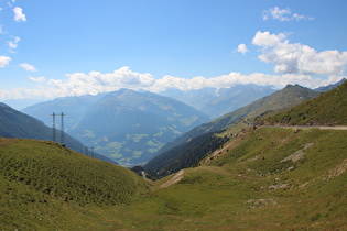 … und Blick bergab ins Waltental und die südlichen Ötztaler Alpen