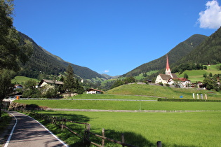 … und Blick über Sankt Leonhard in Passeier zum Jaufenpass