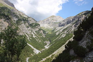 weiter unten, Blick auf die Talstufe und den Monte Scorluzzo …