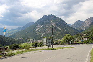 Blick über die drittunterste Kehre ins Val Viola Bormina und auf Monte delle Scale und Croce delle Scale …