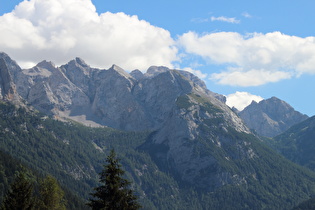 Zoom auf südlichere Berge, etwa in Bildmitte am Horizont die Cima di Vallon