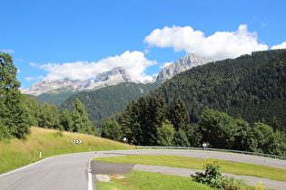Blick über die 7. Kehre zur Westflanke der Dolomiti di Brenta