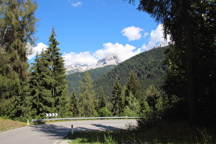 Blick über die 5. Kehre zur Westflanke der Dolomiti di Brenta