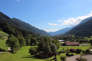 Südrand von Giustino, Blick ins Val Rendena talabwärts …