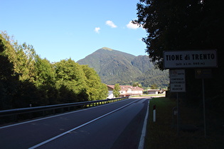 Nordrand von Tione di Trento, Blick auf die Cima Sera
