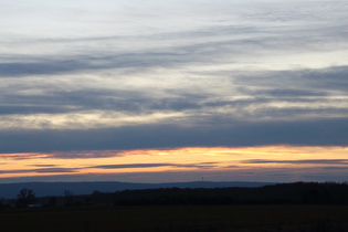 Zoom auf den Großen Hals mit Fernmeldeturm und den Abendhimmel über dem Deister