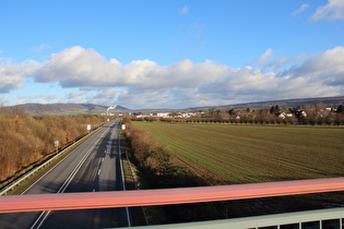 zwischen Holzminden und Weserradweg, Brücke über die B64, Blick auf Burgberg und Solling, …