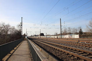 Blick über die Bahnstrecke Hannover–Minden nach Westen …