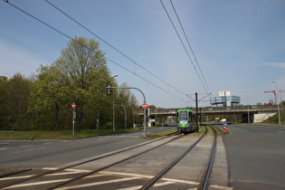 „Der grüne Lindwurm„ (Stadtbahn Hannover) in Stadtteil Misburg