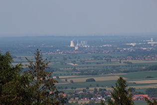 Zoom auf das Gemeinschaftskraftwerk Hannover und den 3. Tower des Flughafen Hannover-Langenhagen
