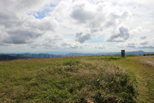 Blick nach Südwesten, etwa in Bildmitte am Horizont der Chasseral, im Vordergrund ein historischer Vermessungsstein, rechts daneben der Belchen