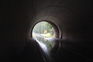 … und Blick durch den Tunnel talaufwärts
