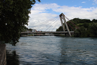 am Rheinufer in Schaffhausen, Blick flussaufwärts …