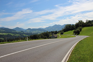 … und Blick nach Südosten auf Großdorf, dahinter der Klaratsberg, rechts dahinter der Niedere-Kamm