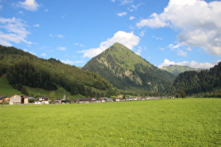 Blick über Schoppernau auf Üntschenspitze und Heiterberg