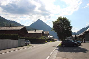 Etappenstart in Schoppernau, Blick talaufwärts zur Üntschenspitze …