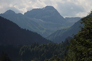 Zoom auf Juppenspitze und Mohnenfluh