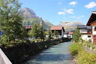 der Lech in Lech, Blick flussaufwärts zum Omeshorn …