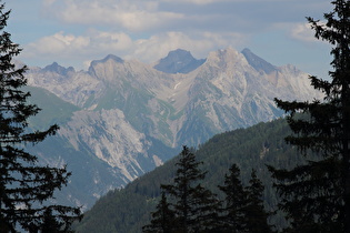 Zoom in die Lechtaler Alpen, mittig am Horizont die Parseierspitze