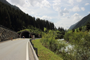 Nordportal des zweitobersten der vier Tunnel zwischen Nederle und Ischgl, mit Sommerumfahrung