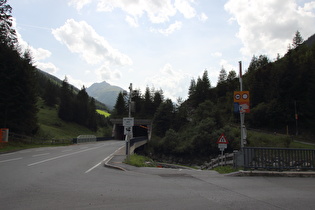 Nordportal der Graf Bärentalgalerie zwischen Ischgl und Tschafein, dahinter der Predigberg