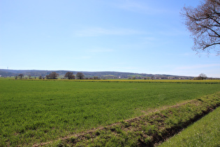 etwas weiter, Blick über Winninghausen und die Nordflanke des Deisters