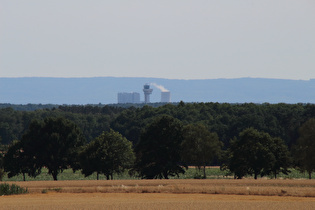 Zoom auf den Tower des Flughafen Hannover-Langenhagen, dahinter das Gemeinschaftskraftwerk Hannover, am Horizont der Deister
