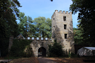 die Burg mit Burgtor und Bergfried