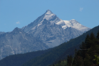 Zoom auf den Gipfel mit vorgelagerten Bergen