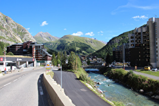 die Isère und Bettenburgen in Val d'Isere, Ortsteil La Daille