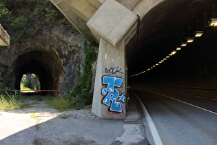 unmittelbar nach der letzten Tunneldurchfahrt der Tour, Blick in neuen und alten aufgegebenen Tunnel