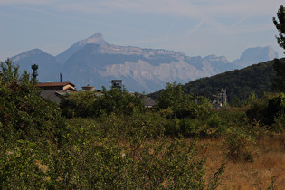 Zoom auf den Mont Saint-Eynard, den Chamechaude dahinter und die Dent de Crolles