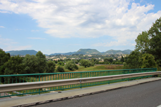 auf der Brücke, Blick zum Grand Regardou und Richtung Voiron mit Vouise und Butte de Tolvon dahinter