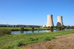 Blick über die Weser auf aktive Windkraftanlagen und das stillgelegte Kernkraftwerk Grohnde